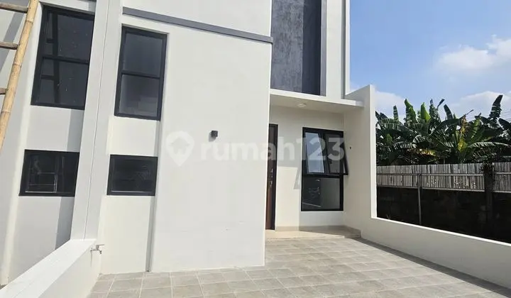garasi/carport rumah kece diapit 2 stasiun