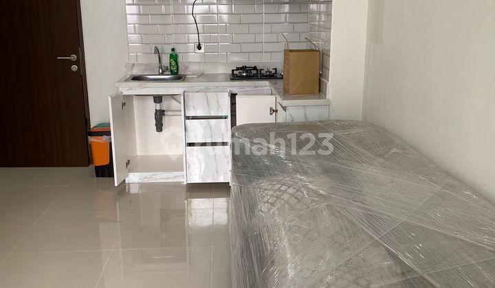 ruang keluarga 2 bed room apartemen trans