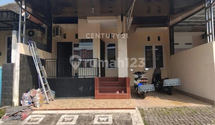 tampak depan rumah cantik di perumahan erfina