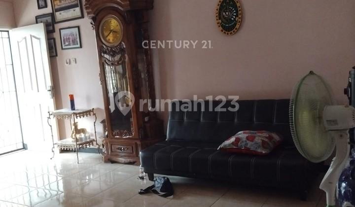 ruang tamu rumah cantik di perumahan erfina