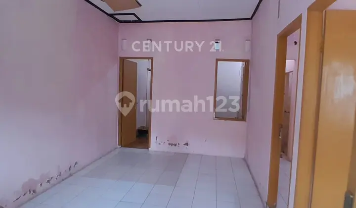 ruang tamu rumah area strategis di puri