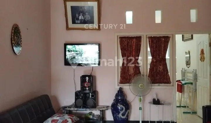 ruang tamu rumah cantik di perumahan erfina