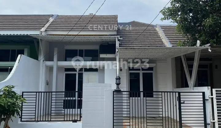 tampak depan rumah strategis villa bogor indah