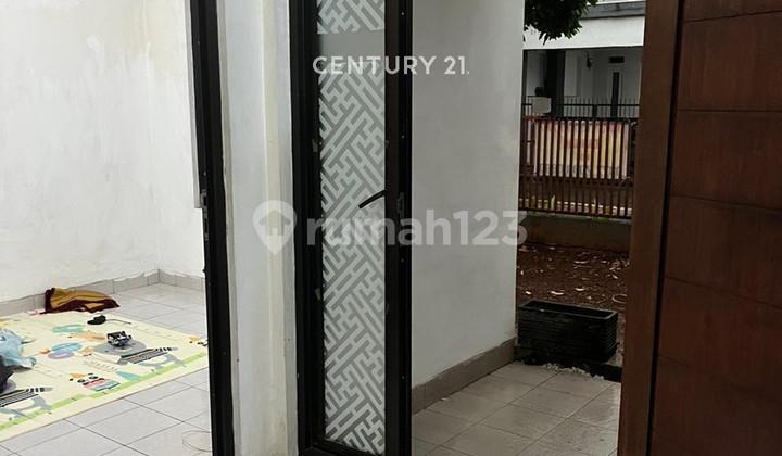 ruang tamu rumah siap huni dekat tol