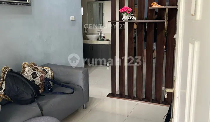 ruang tamu rumah cantik siap huni di