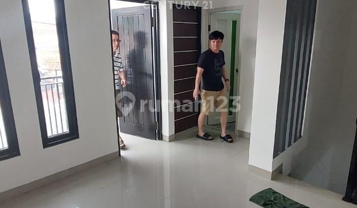 ruang tamu rumah dekat stasiun.kereta 2 lantai.4