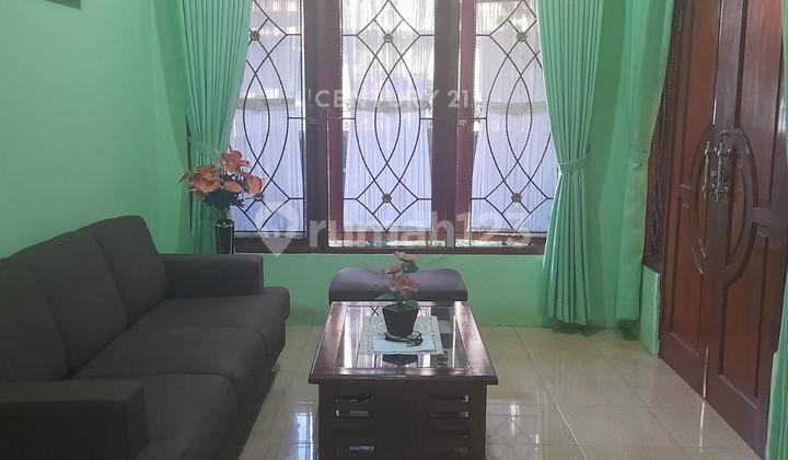 ruang tamu rumah dekat stasiun kereta di