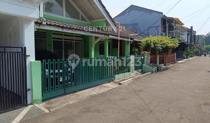 tampak depan rumah dekat sekolah di taman