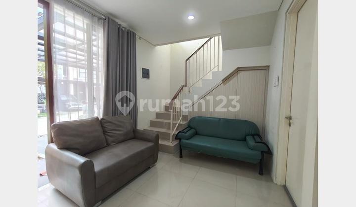 ruang keluarga northwest central hadap utara semi