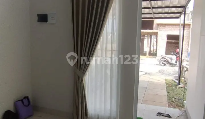 ruang tamu rumah siap huni di sawangan