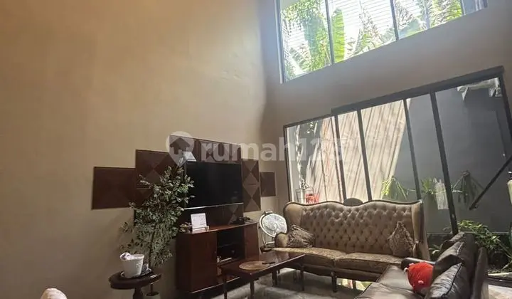 ruang keluarga rumah di kompleks metropolitan cinere