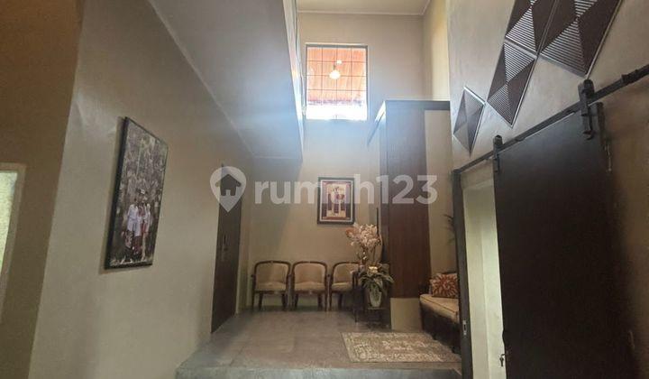 ruang tamu rumah di kompleks metropolitan cinere