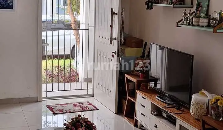 ruang tamu rumah cluster daru suvarna sutera.