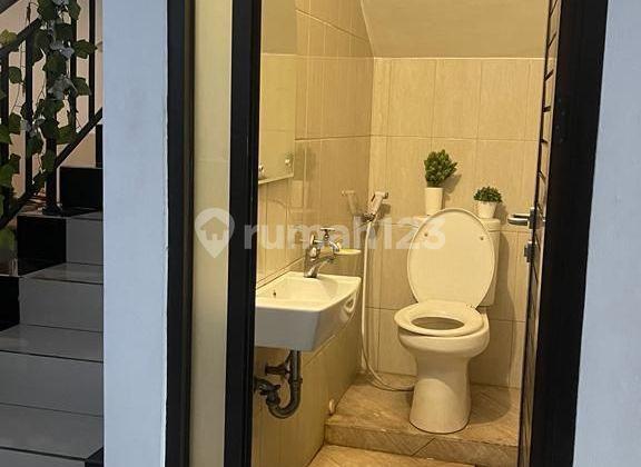 kamar mandi rumah 3 lantai di cikutra