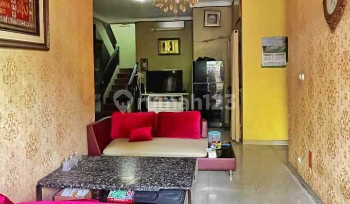 ruang tamu rumah taman cipulir estate semi