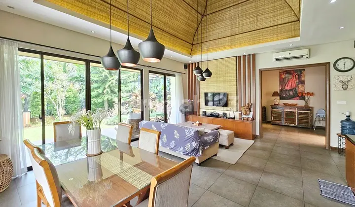 ruang makan villa di vimalla hills, gadog,