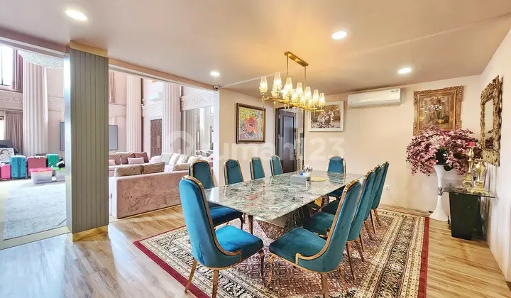 ruang makan rumah mewah villa cinere mas