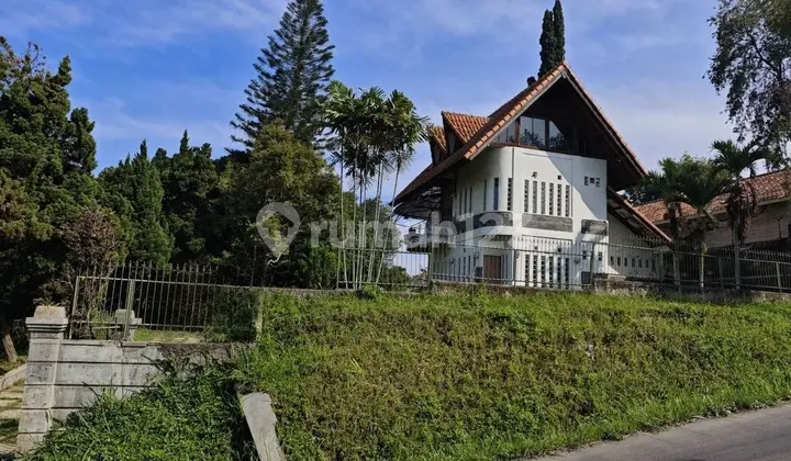 tampak depan villa asri hitung tanah halaman