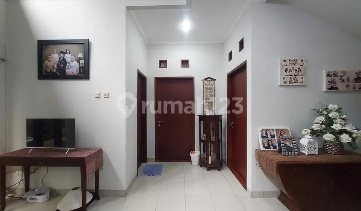 ruang keluarga rumah minimalis asri komplek mega