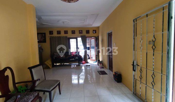 ruang tamu rumah hook dengan tanah luas,