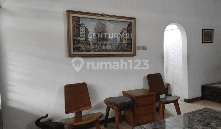 ruang tamu rumah strategis dekat tol dan