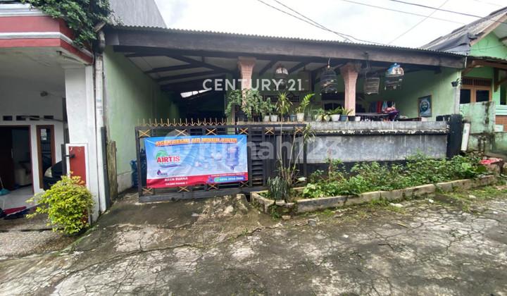 tampak depan rumah dekat sekolah di perum