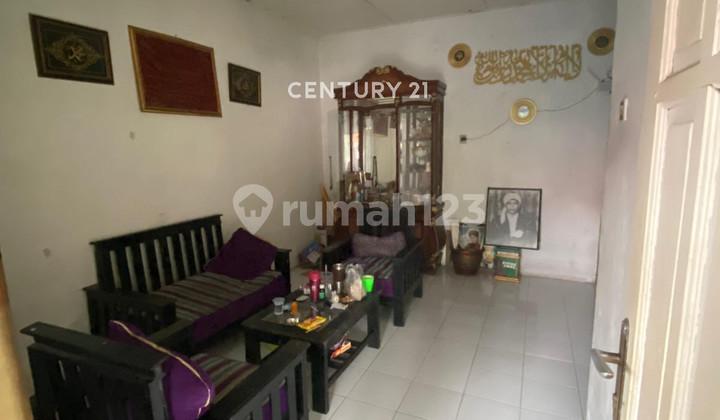 ruang tamu rumah dekat sekolah di perum