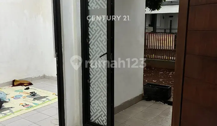 ruang tamu rumah siap huni dekat tol