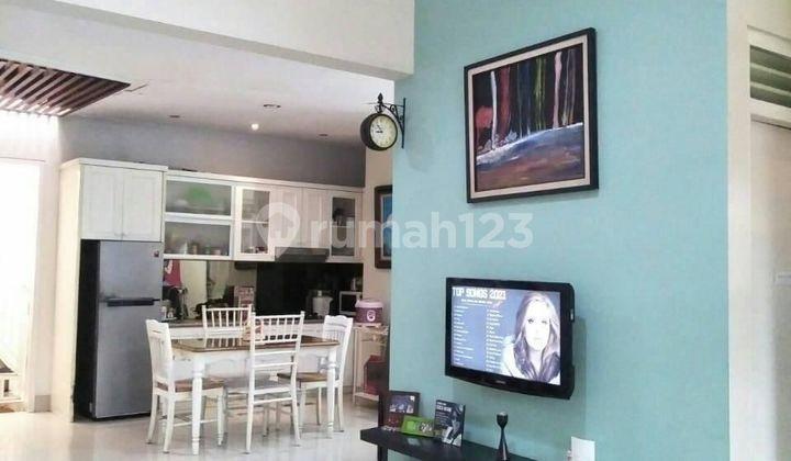 ruang keluarga rumah full furnished siap huni