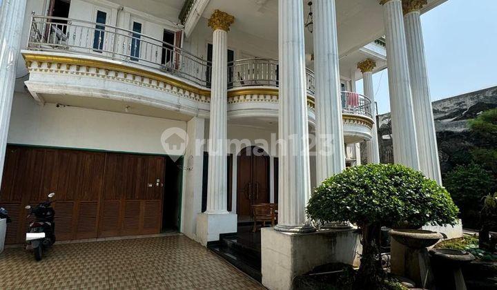 tampak depan rumah mewah ada kolam renang