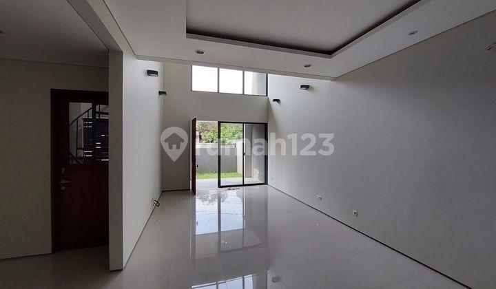 ruang tamu rumah 2 lantai dalam komplek