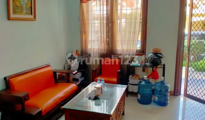 ruang tamu rumah 2 lt, siap huni,