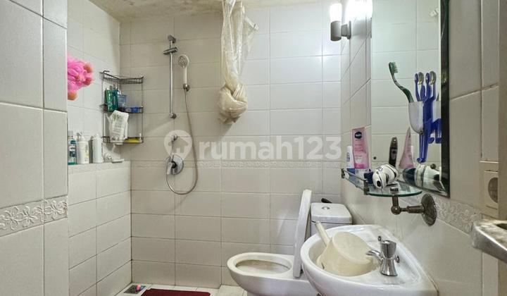 kamar mandi rumah di green lake city,