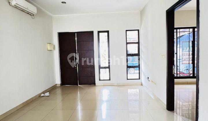 ruang tamu rumah di green lake city