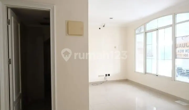 ruang tamu rumah di green lake city,