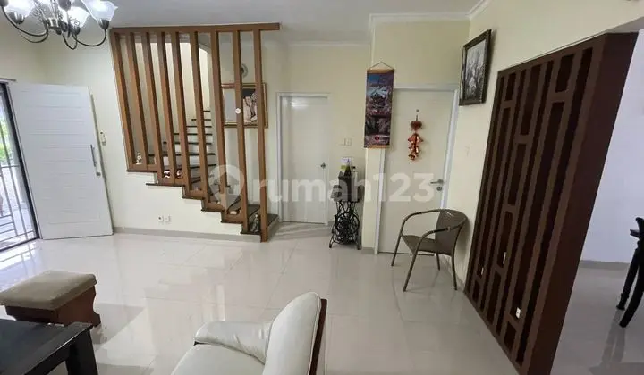 ruang keluarga rumah 2 lantai bagus shm