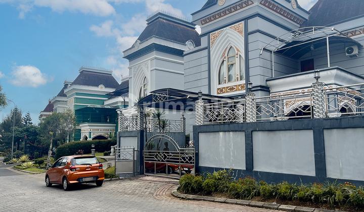 tampak depan villa mewah siap suasana asri