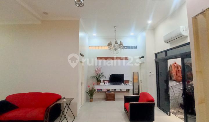 ruang tamu rumah semi furnished bagus luas