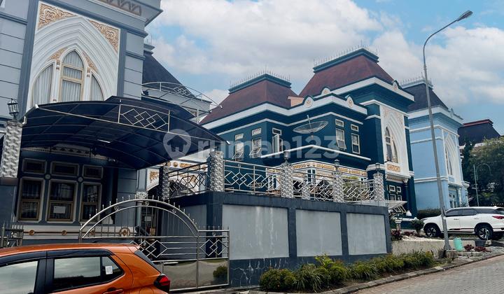 tampak depan villa mewah siap suasana asri