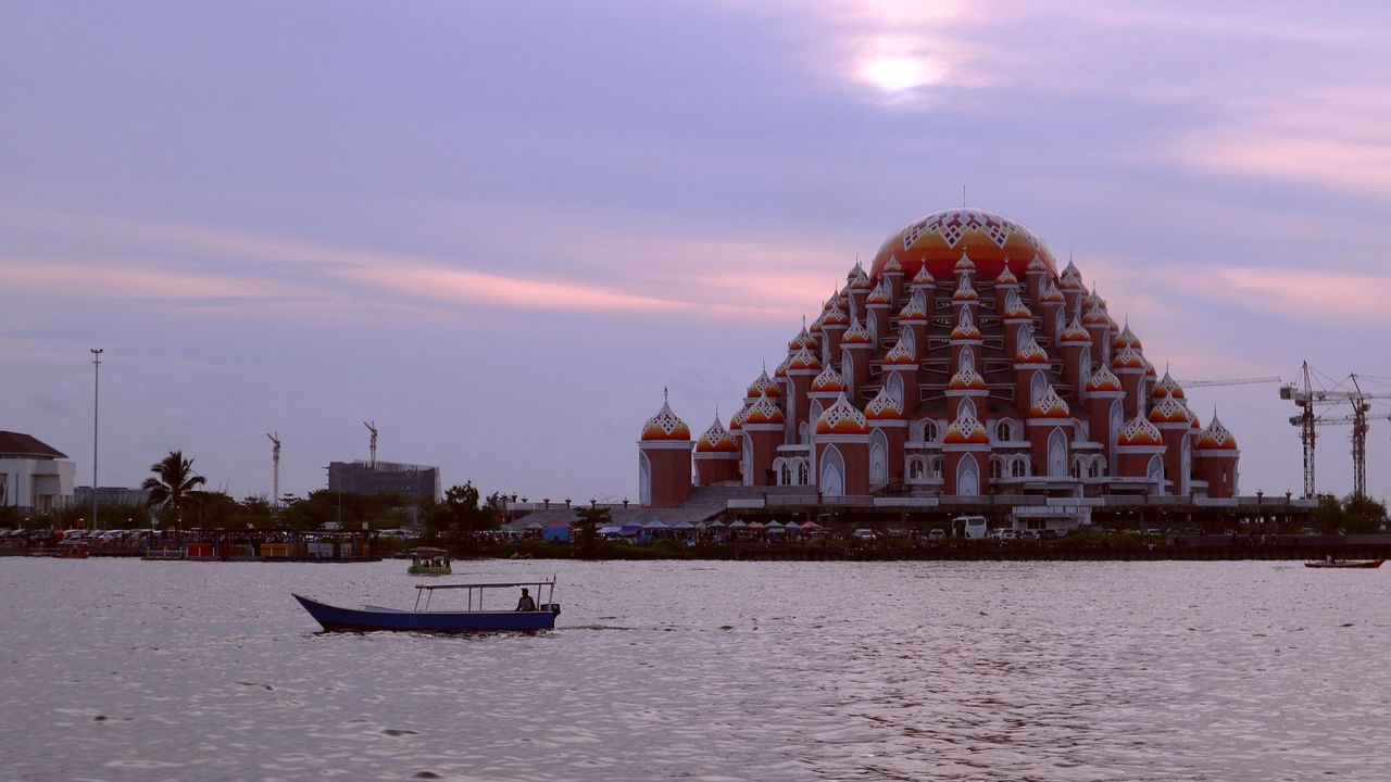 10 Essential Tips for Living in Makassar as an Expat 1 99 Kubah CPI Mosque