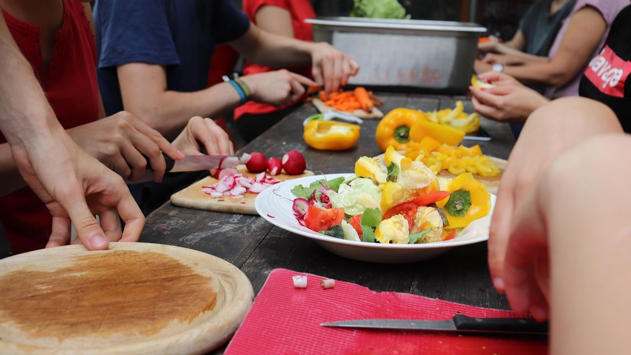 10 Cultural Differences in Daily Life in Indonesia You Should Know 3 Food sharing