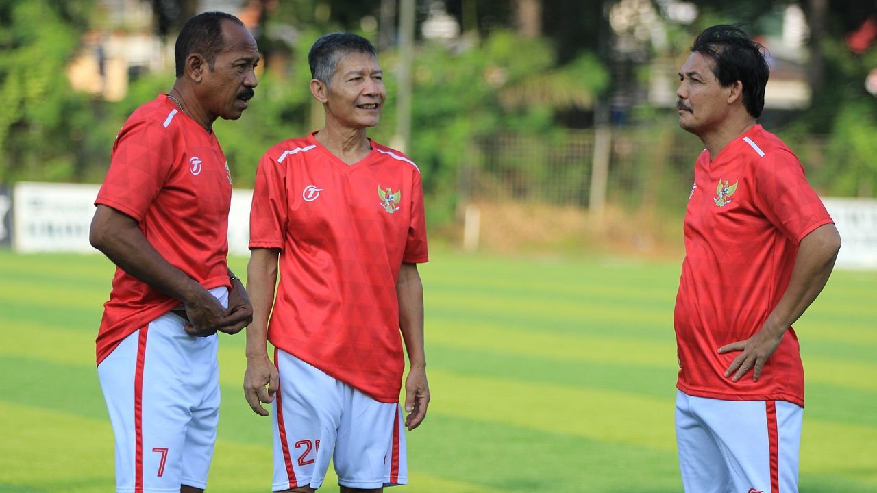 10 Cultural Differences in Daily Life in Indonesia You Should Know 4 Indonesian adult talk to each other