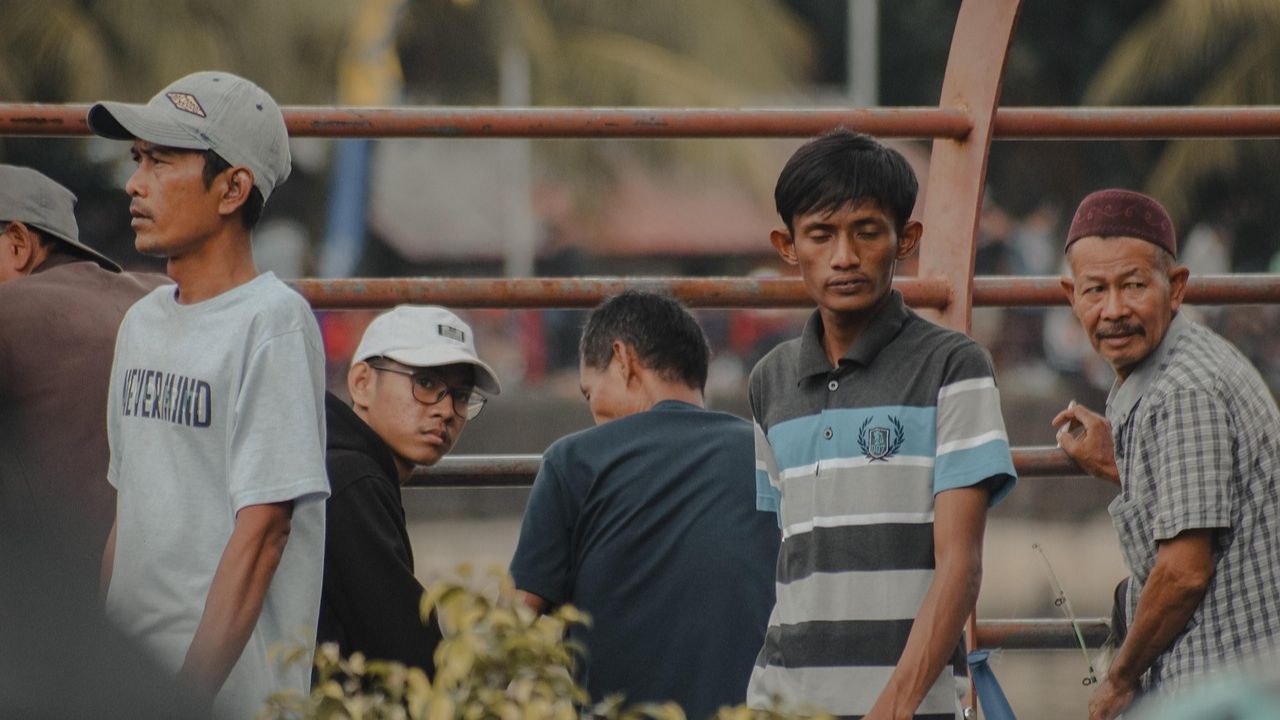10 Cultural Differences in Daily Life in Indonesia You Should Know 1 Indonesian community at street