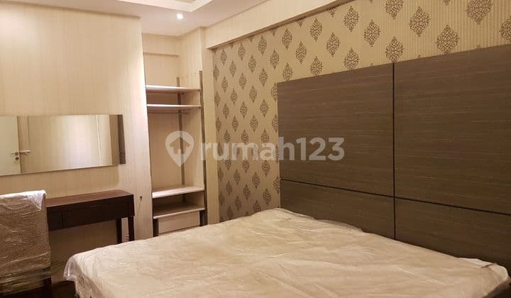 Apartemen di Puncak Kertajaya, Full Furnish, Lantai Parkit, Dinding Wallpaper, View Kota, Siap Huni