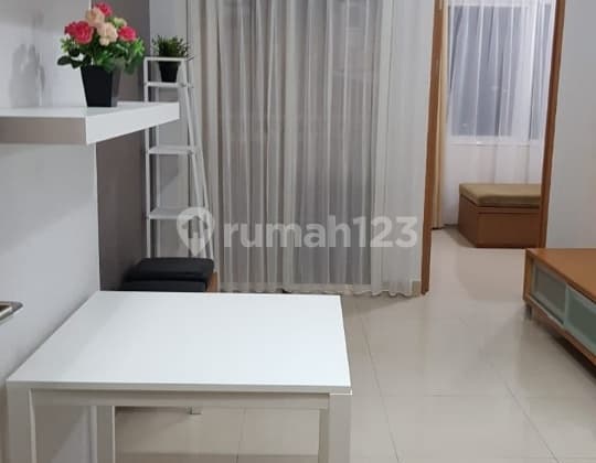 Apartemen Baru, Cantik The Nest Puri Indah, 2 Bed Room dengan Fasilitas Lengkap, Full Furnished, Brand New LB 46.5m2, letak di Sudut, Pandangan Luas