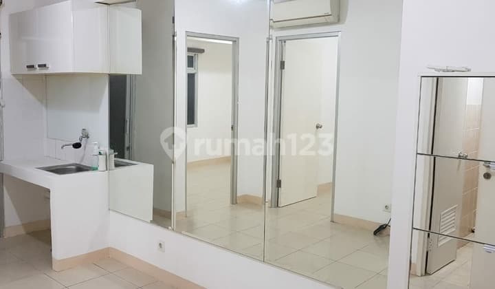 Apart Green Bay Pluit Tahap 2.. 2 Semi Furnish dengan interior designed.. Swim-pool view..