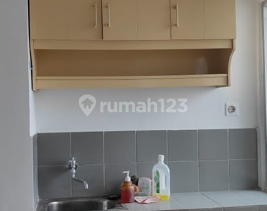 Apartemen Menara Kebon Jeruk, lantai atas, lokasi strategis dekat Kampus Esa Unggul