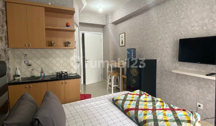 Romantic Studio Furnish Tower Scarlate Apartemen Green Pramuka