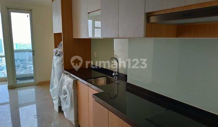 Unit studio, di atas lantai 30