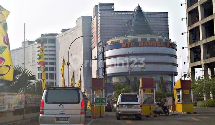 Kios di WTC Manggau Dua, depan Excalator